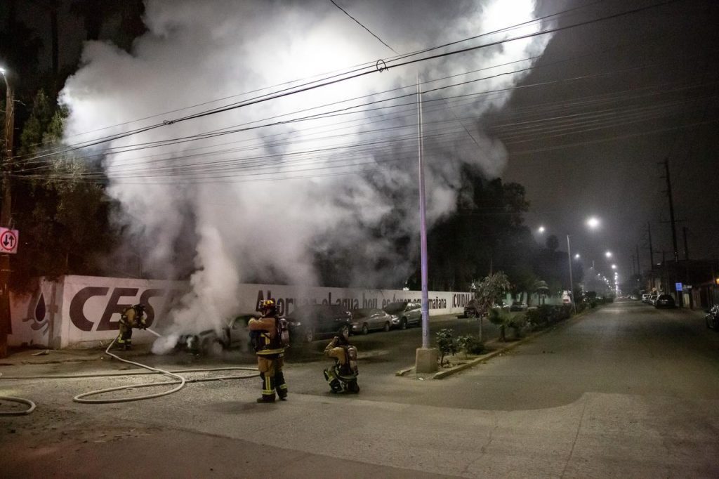 Detienen a pareja por incendiar auto Mercedes Benz en Zona Norte