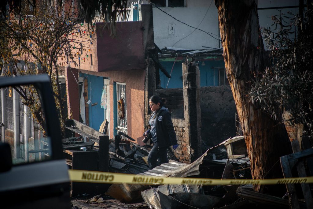 Localizan cadáver carbonizado y a un hombre aún con vida tras incendio en vivienda