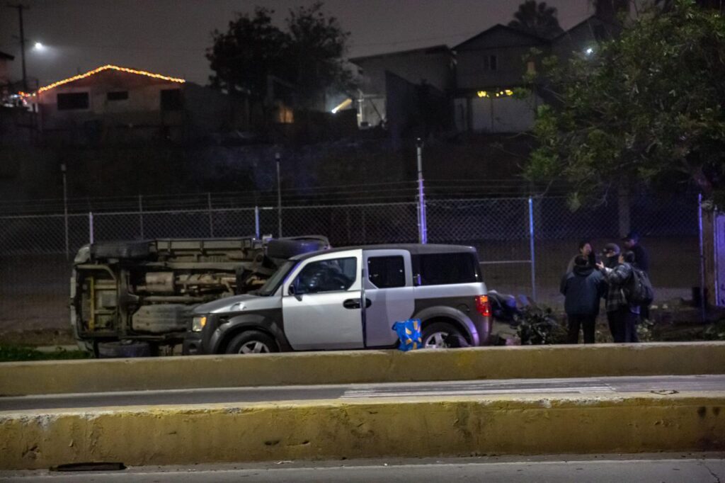 Choque vehicular termina con volcadura en Zona Río