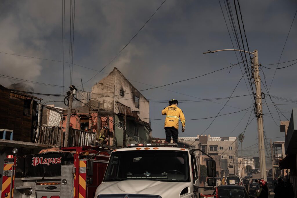 Incendio consume casa de dos niveles en Playas de Tijuana