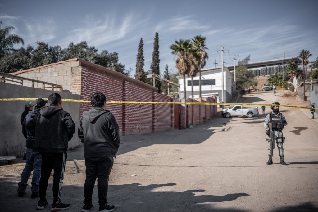 Hombre y su perro mueren electrocutados por cables de CFE caídos