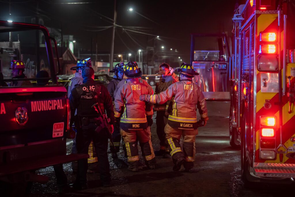 Bomberos rescatan a un hombre que se incendiaba junto a su automóvil