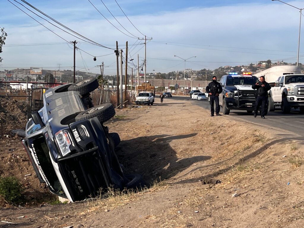 Ladrón de una Jeep provoca persecución policíaca y volcadura