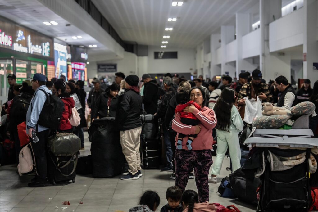 Central camionera luce abarrotada a pocas horas de la Noche Buena