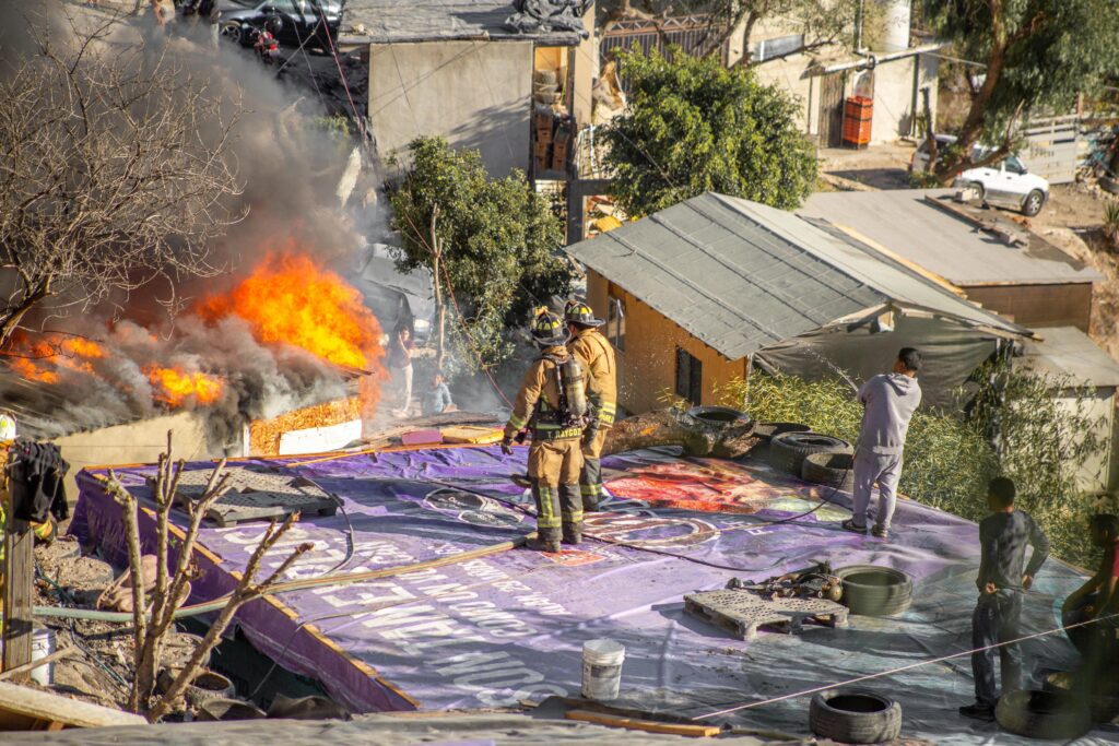 Incendio deja 10 casas consumidas y dos personas muertas