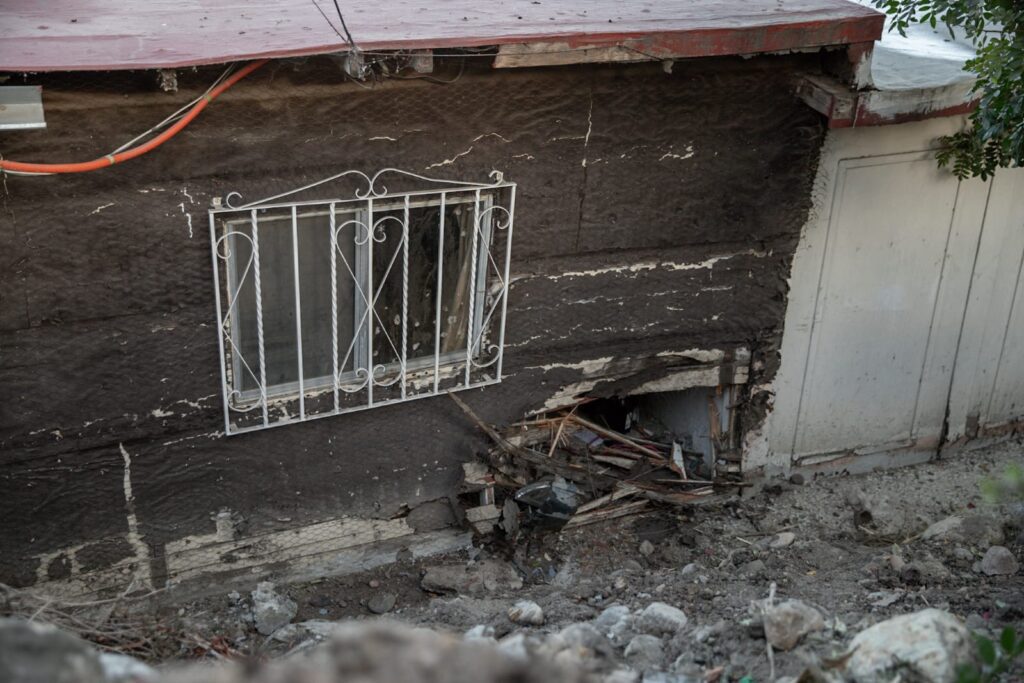 Vehículo se impacta en casa en la colonia Camino Verde Vehículo se impacta en casa en la colonia Camino Verde