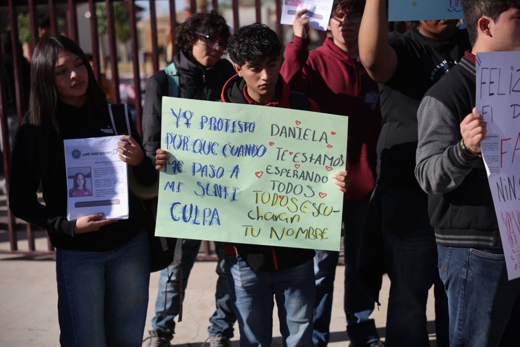 Alumnos del Cecyte se manifiestan por desaparición de estudiante en Mexicali