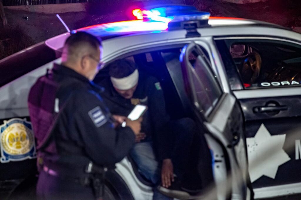 Empleado del ayuntamiento ebrio destroza unidad oficial en choque e intenta huir