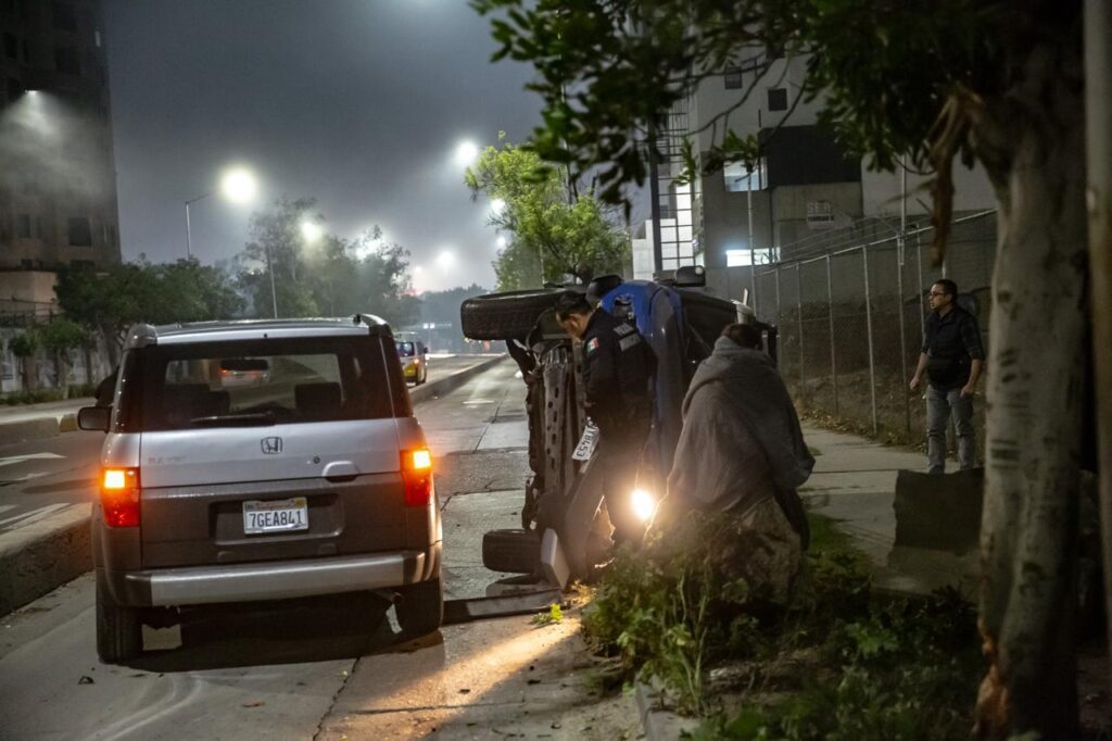 Choque vehicular termina con volcadura en Zona Río