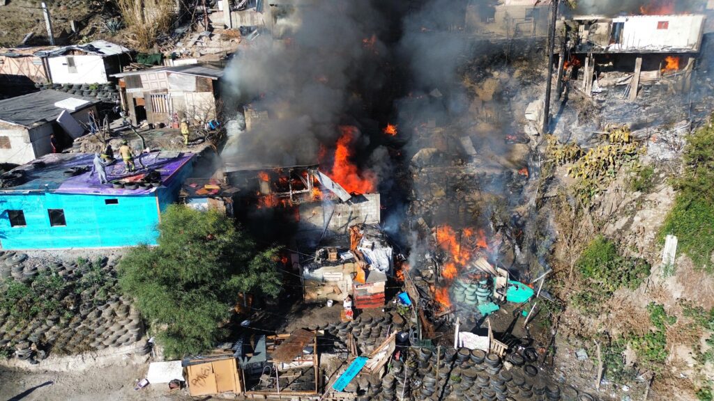 Incendio deja 10 casas consumidas y dos personas muertas