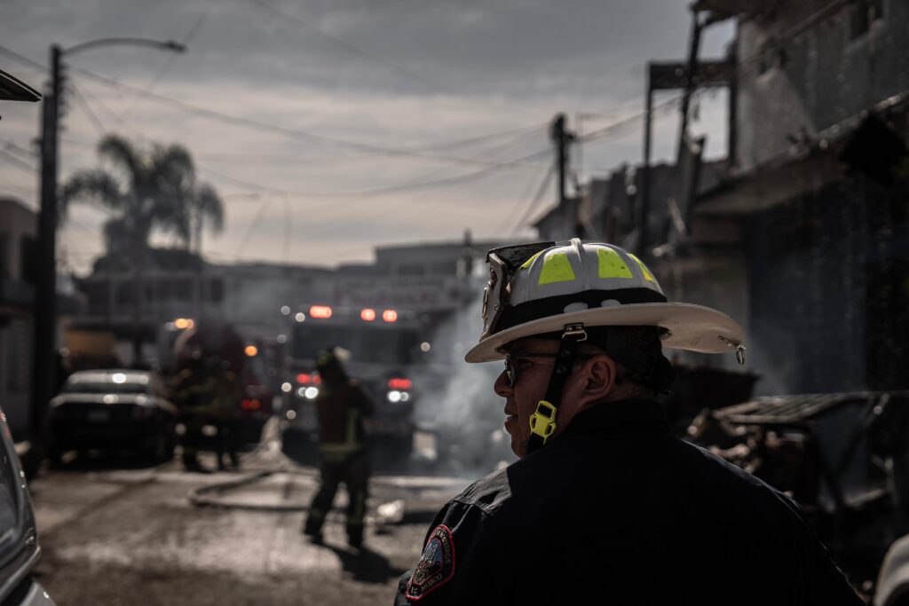 Incendio consume casa de dos niveles en Playas de Tijuana