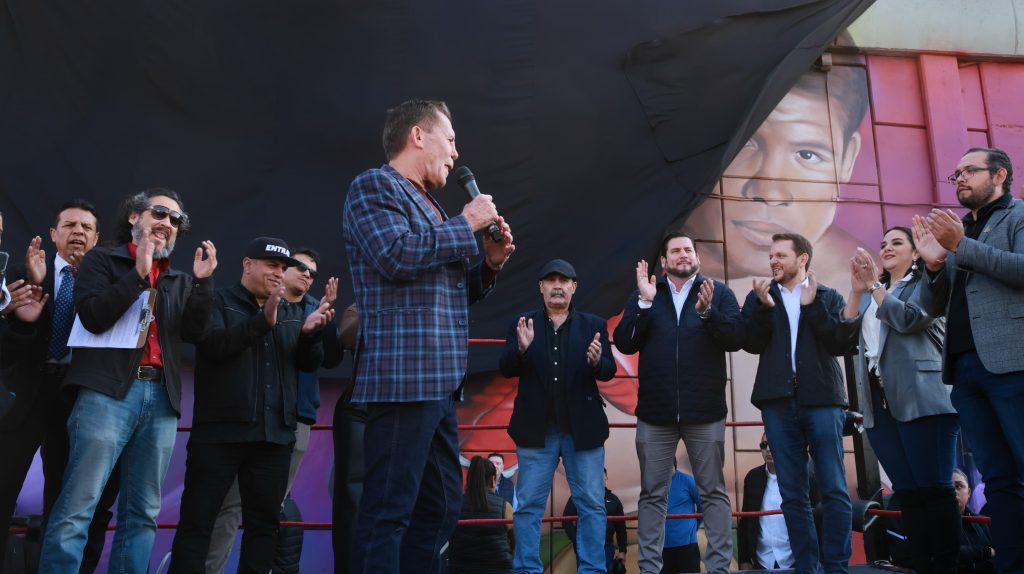 Alcalde Ismael Burgueño reconoce a Julio César Chávez con mural de 900 metros