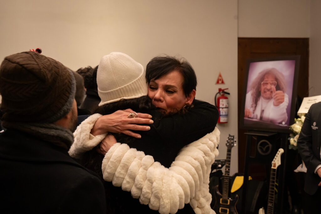 Entre flores y amigos despiden al legendario Javier Bátiz en Tijuana