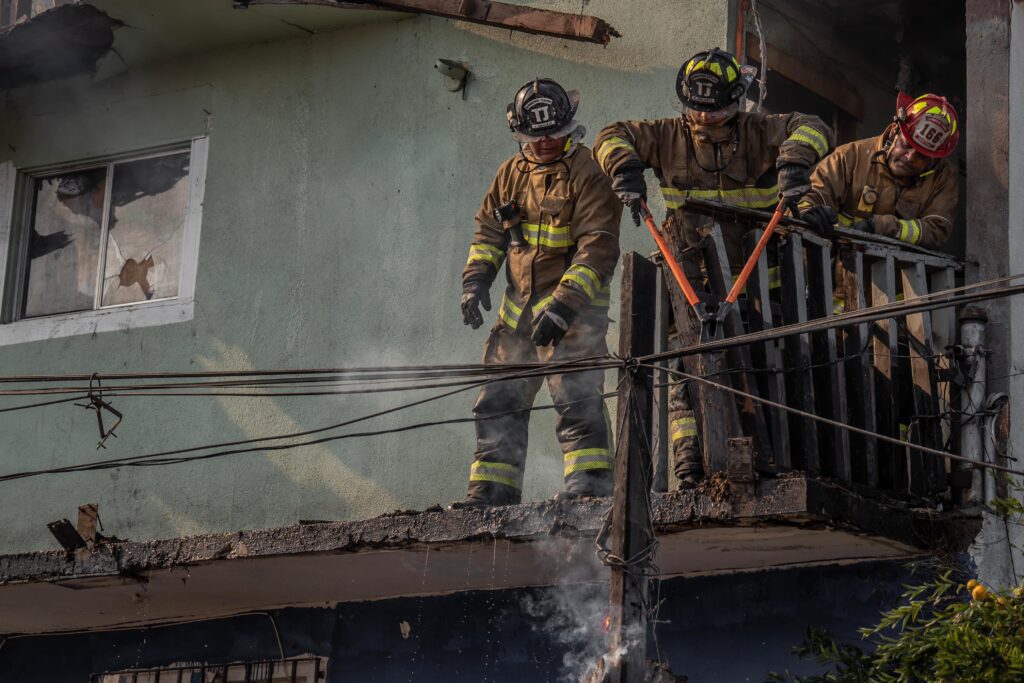 Incendio consume casa de dos niveles en Playas de Tijuana