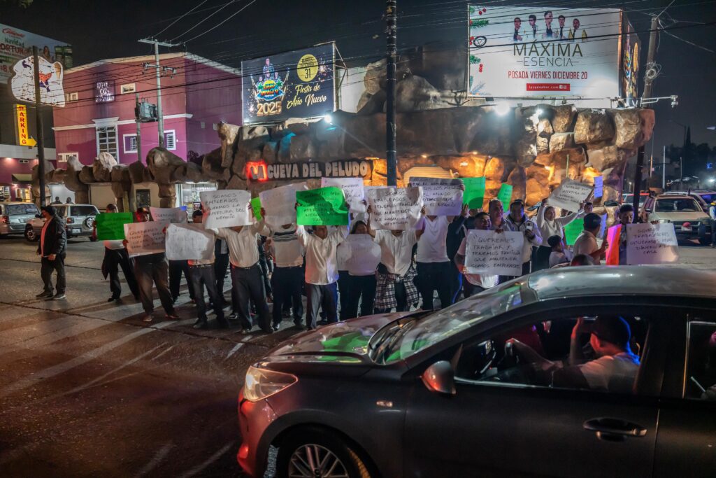 Trabajadores del bar La Cueva del Peludo se manifiestan para exigir reapertura
