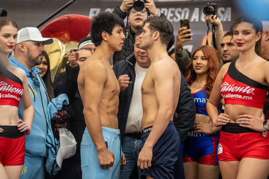 Jaime Munguía y Bruno Surace superan la báscula para su combate en Tijuana