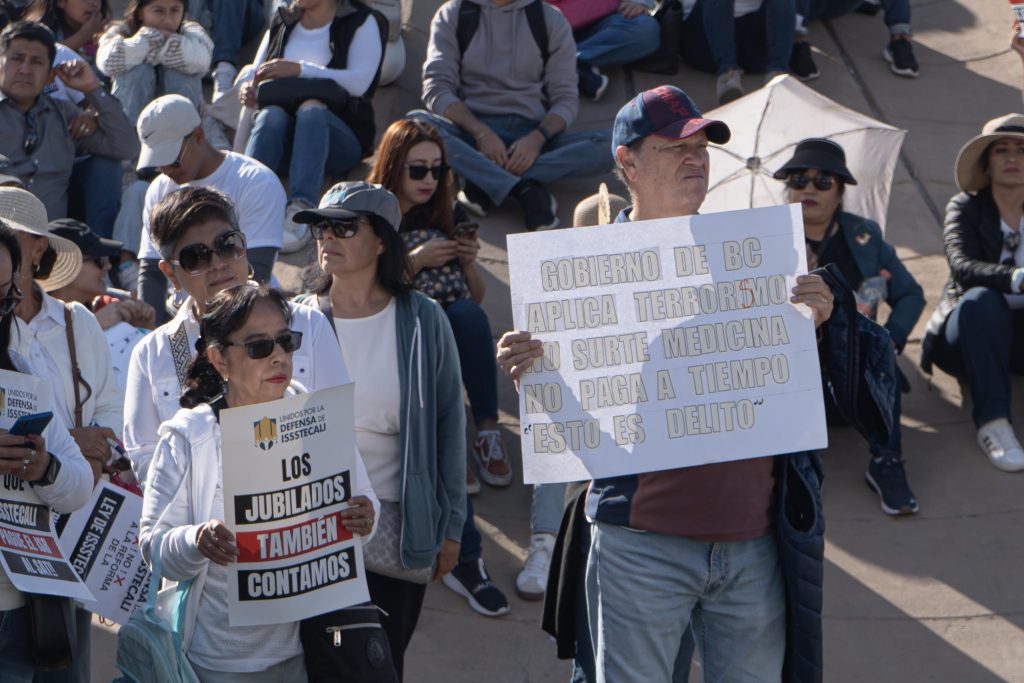 Burócratas y maestros se manifiestan en contra de la Reforma del ISSSTECALI