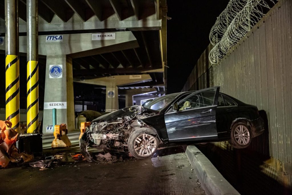 Conductor pierde el control y se impacta en obras del Viaducto Elevado
