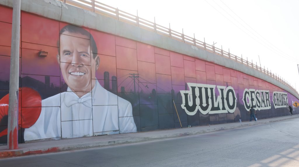 Alcalde Ismael Burgueño reconoce a Julio César Chávez con mural de 900 metros