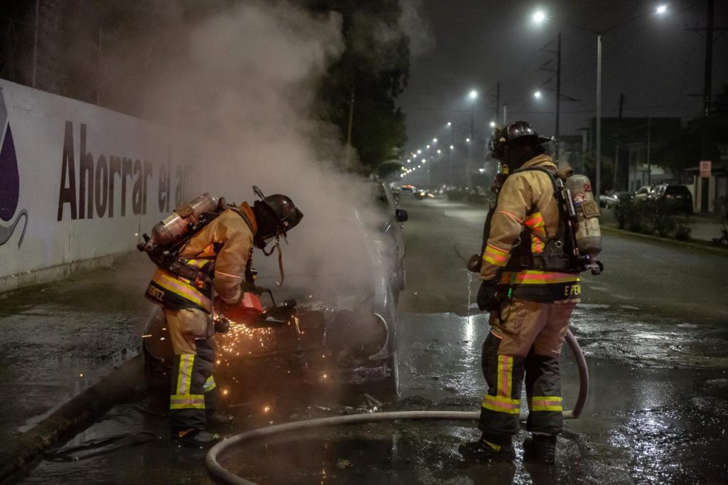 Detienen a pareja por incendiar auto Mercedes Benz en Zona Norte