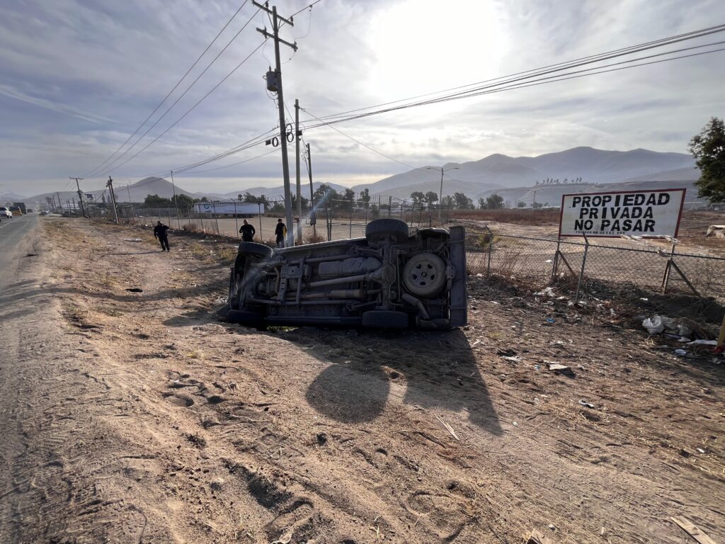 Ladrón de una Jeep provoca persecución policíaca y volcadura