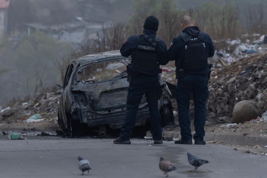 Hallan cadáver calcinado al interior de un auto que se quemaba