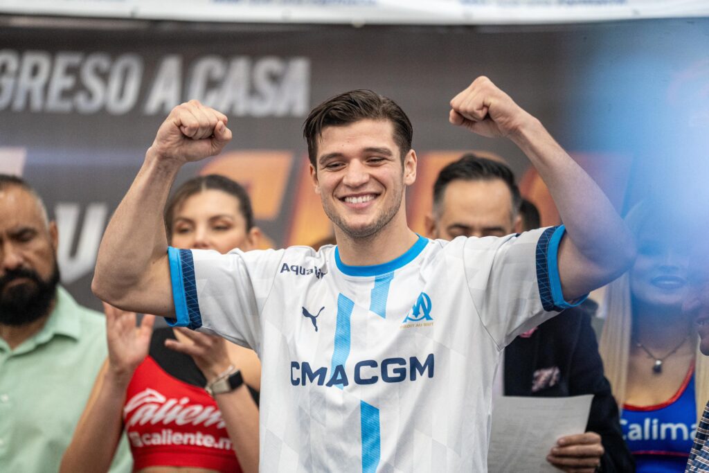 Jaime Munguía y Bruno Surace superan la báscula para su combate en Tijuana