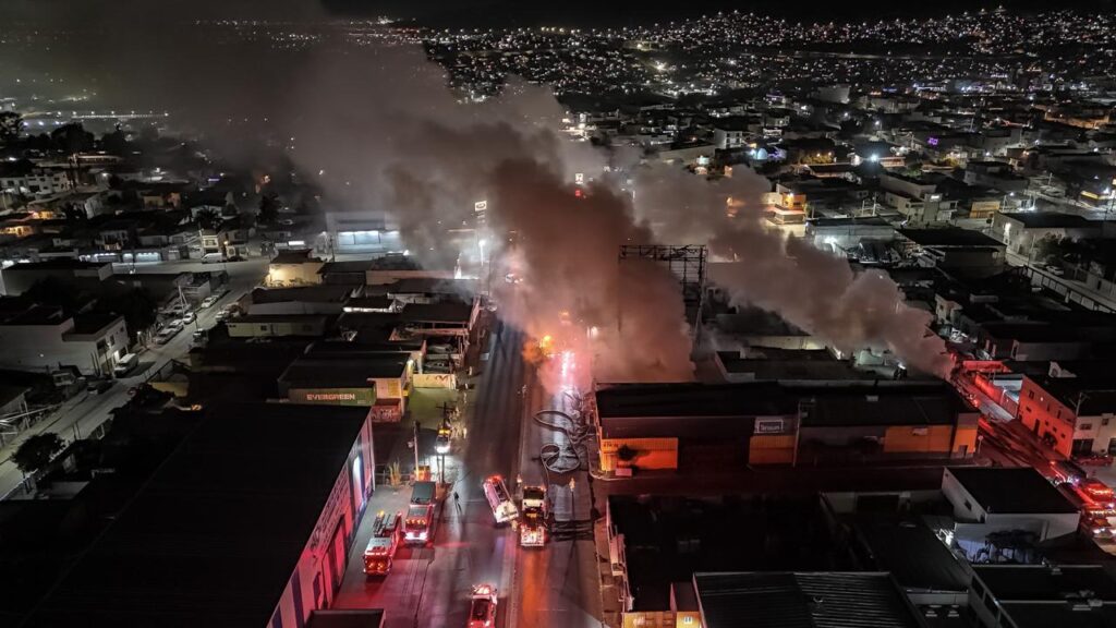 Voraz incendio consume bodega y un taller; cerraron bulevar Terán Terán Voraz incendio consume bodega y un taller; cerraron bulevar Terán Terán