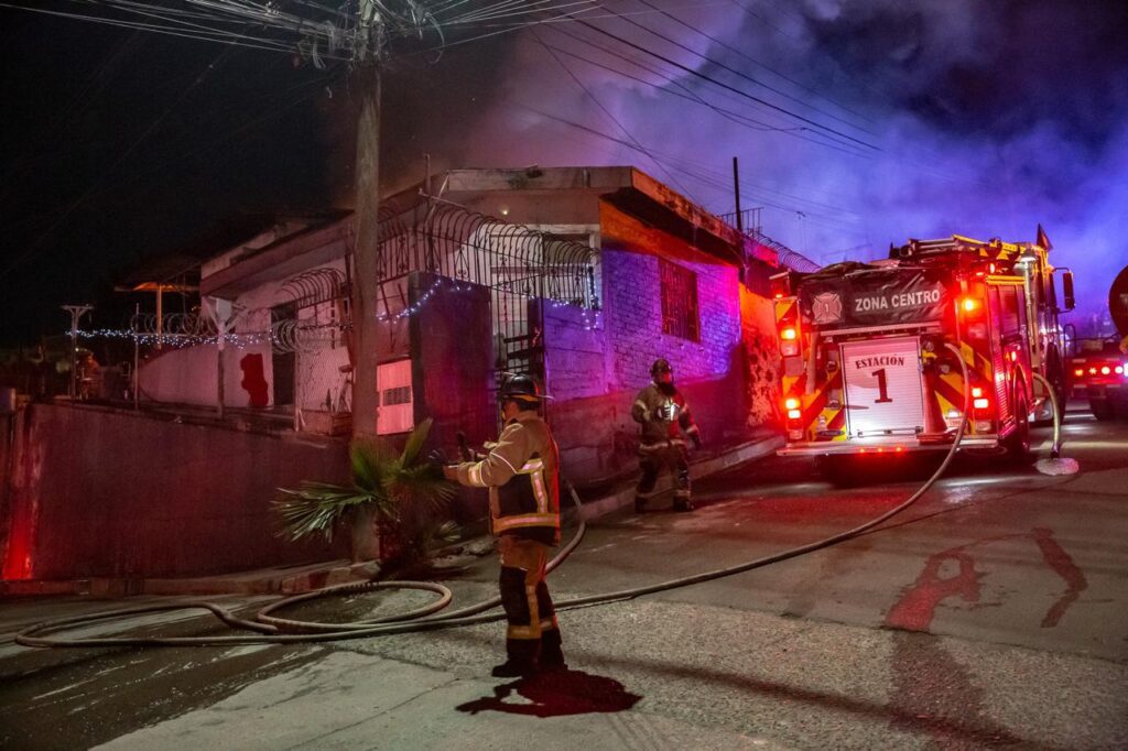 Fuerte incendio consume una cuartería en la colonia Hidalgo