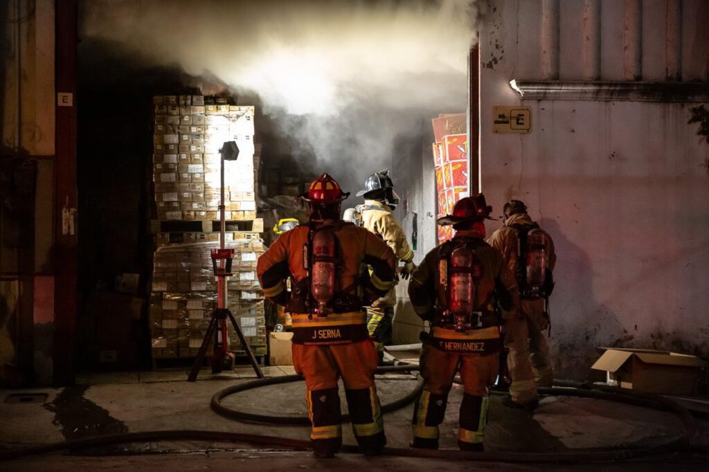 Voraz incendio consume bodega y un taller; cerraron bulevar Terán Terán Voraz incendio consume bodega y un taller; cerraron bulevar Terán Terán