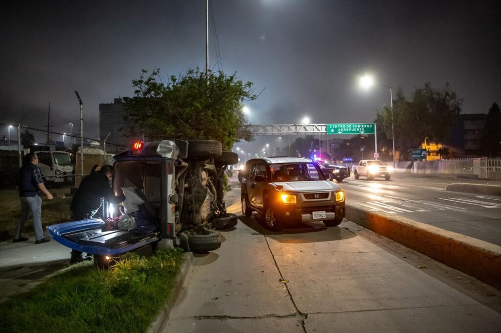 Choque vehicular termina con volcadura en Zona Río