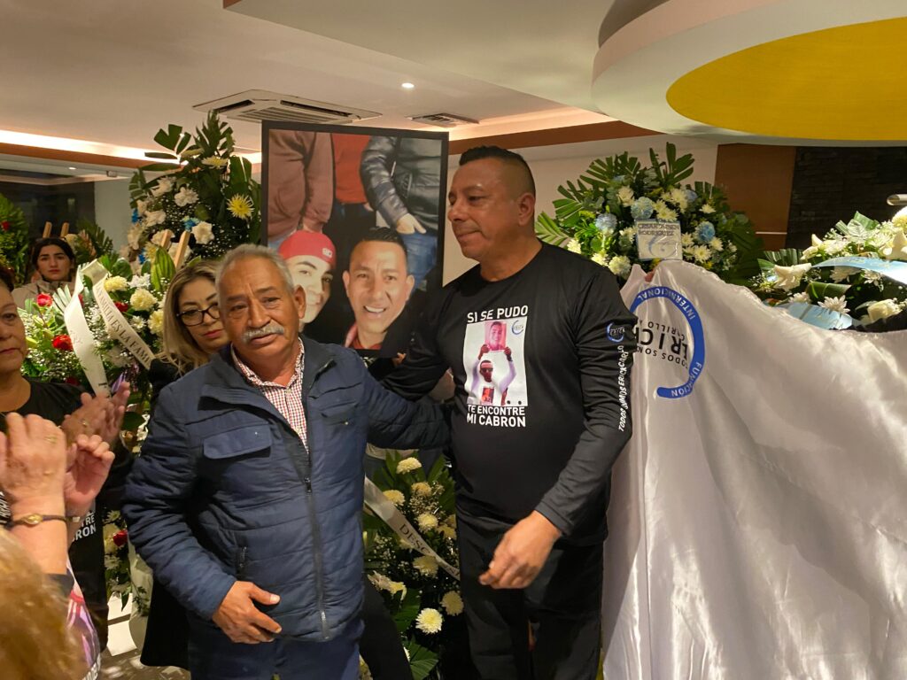 Padre de Esmeralda Castillo acompaña a Don Eddy Carrillo en el último adiós a su hijo Erick Padre de Esmeralda Castillo acompaña a Don Eddy Carrillo en el último adiós a su hijo Erick