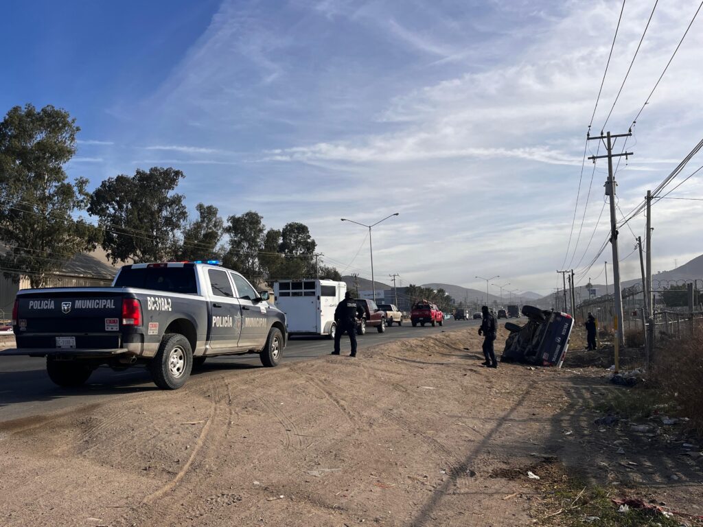 Ladrón de una Jeep provoca persecución policíaca y volcadura