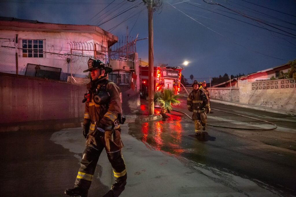 Fuerte incendio consume una cuartería en la colonia Hidalgo