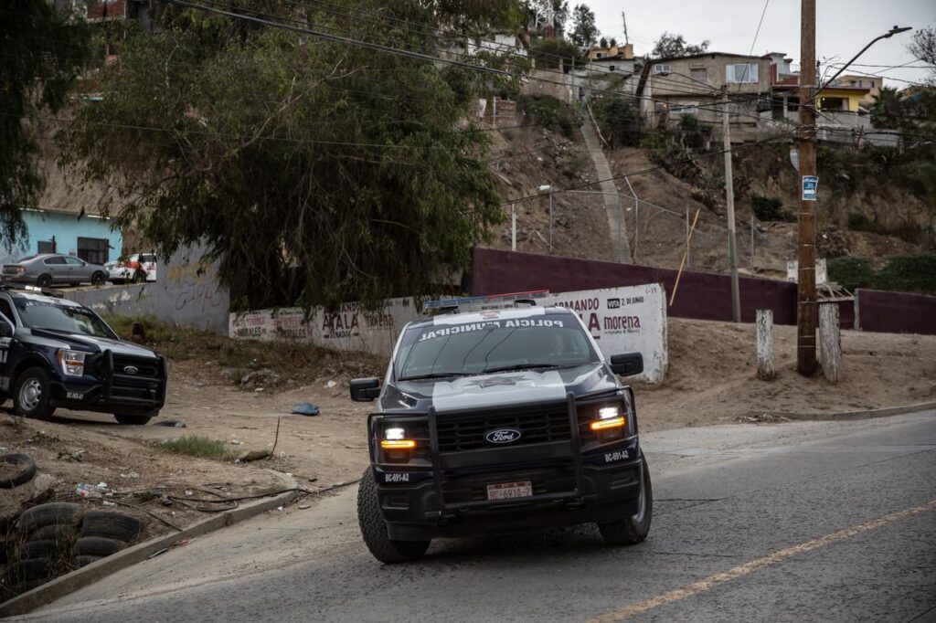 Atacan a balazos a pareja que vende tamales