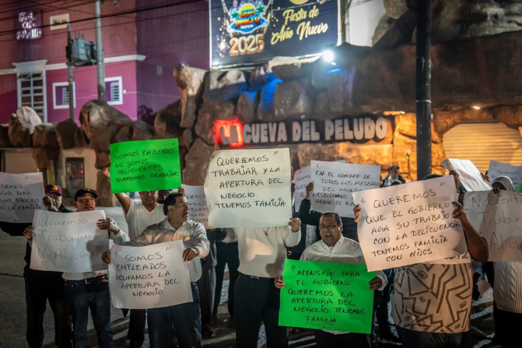 Trabajadores del bar La Cueva del Peludo se manifiestan para exigir reapertura