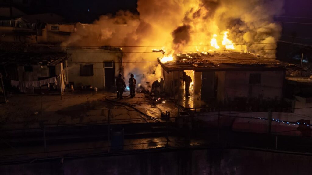Fuerte incendio consume una cuartería en la colonia Hidalgo