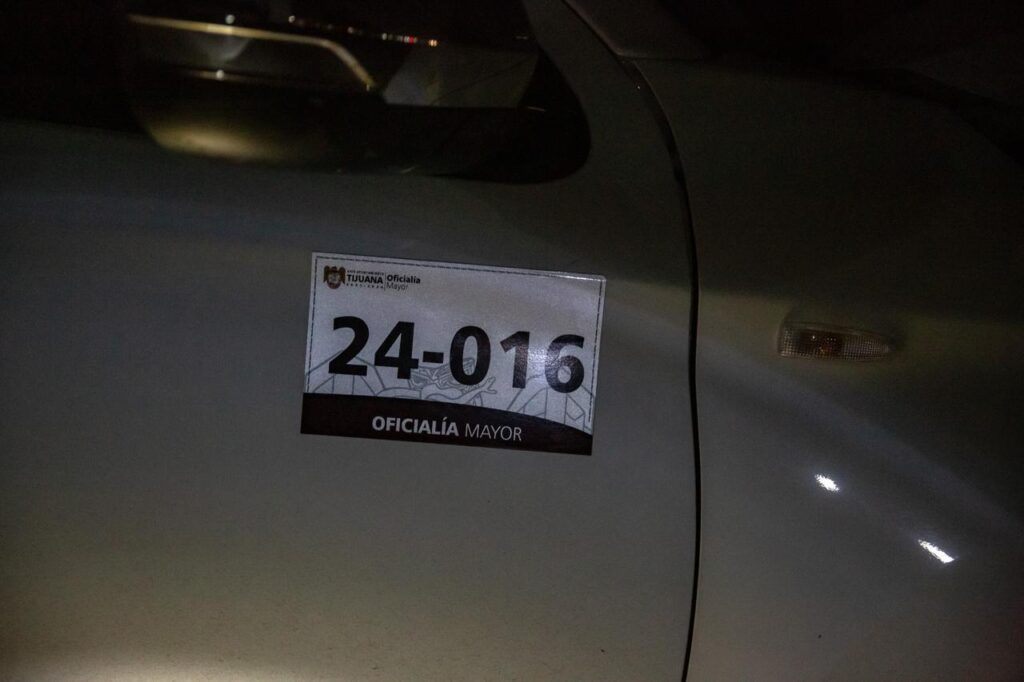 Empleado del ayuntamiento ebrio destroza unidad oficial en choque e intenta huir