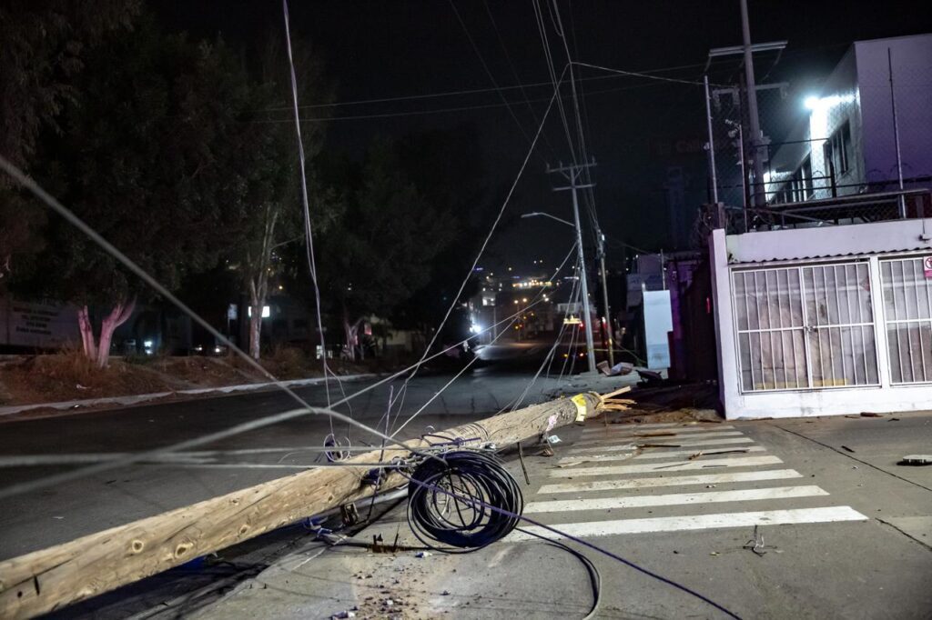 Empleado del ayuntamiento ebrio destroza unidad oficial en choque e intenta huir