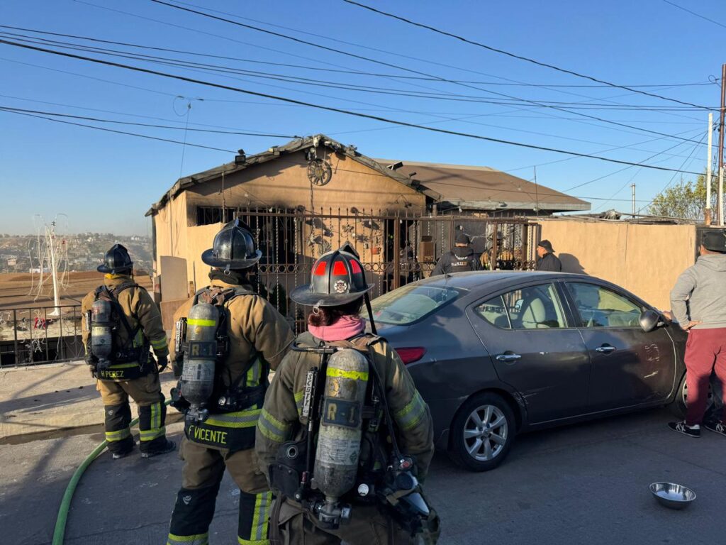 Tragedia en Tijuana: Dos menores pierden la vida en incendio por vientos de Santa Ana