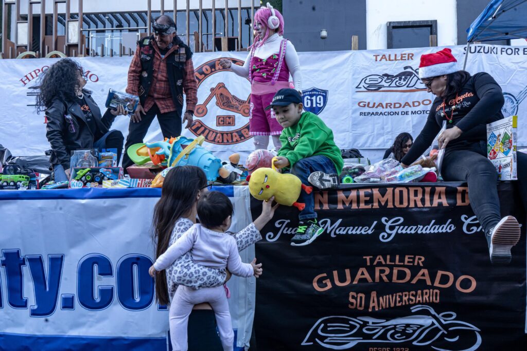 Bikers de México y Estados Unidos entregan más de 5 mil juguetes Bikers de México y Estados Unidos entregan más de 5 mil juguetes
