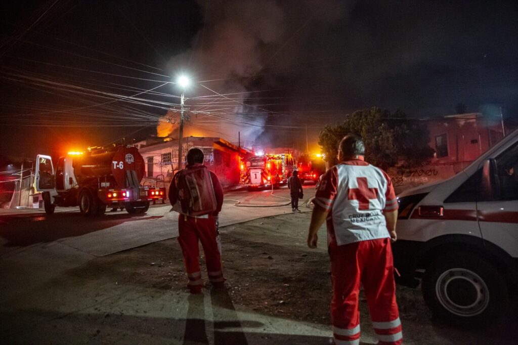 Fuerte incendio consume una cuartería en la colonia Hidalgo