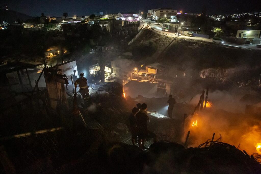 Mujer muere al rescatar a su hijo de un incendio