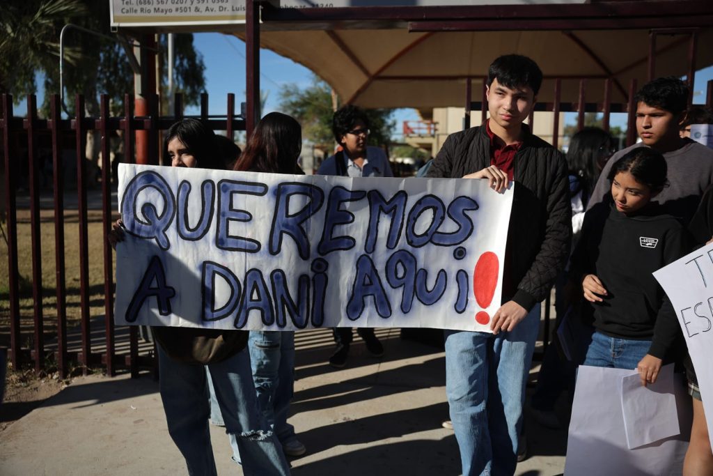 Alumnos del Cecyte se manifiestan por desaparición de estudiante en Mexicali