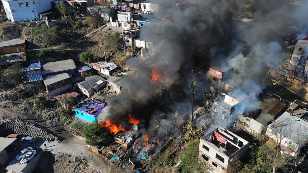 Incendio deja 10 casas consumidas y dos personas muertas