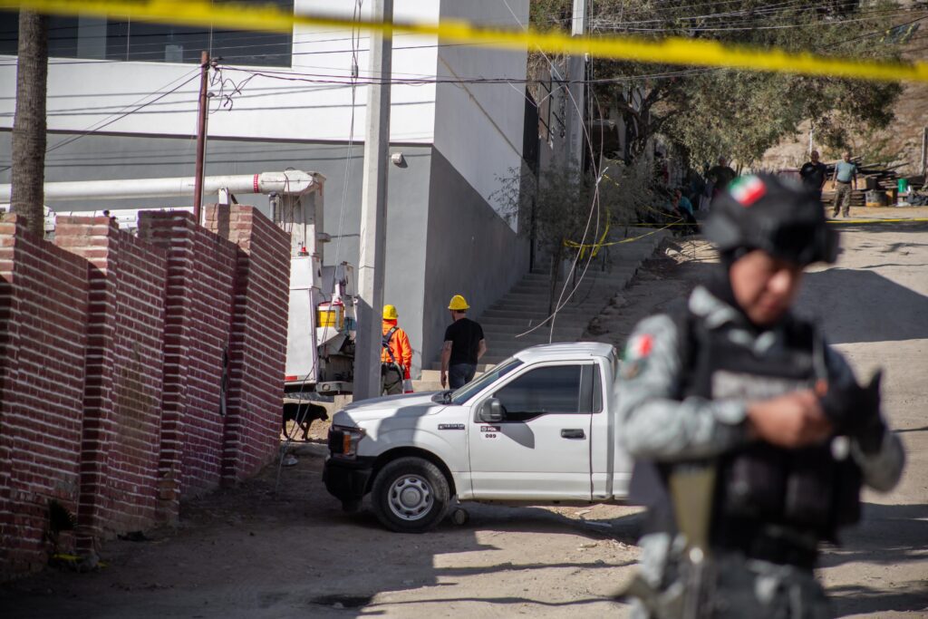 Hombre y su perro mueren electrocutados por cables de CFE caídos