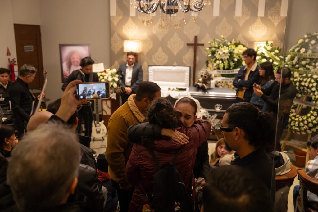 Entre flores y amigos despiden al legendario Javier Bátiz en Tijuana