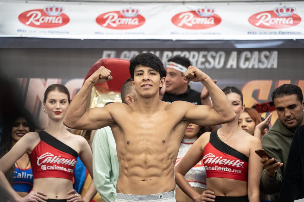 Jaime Munguía y Bruno Surace superan la báscula para su combate en Tijuana