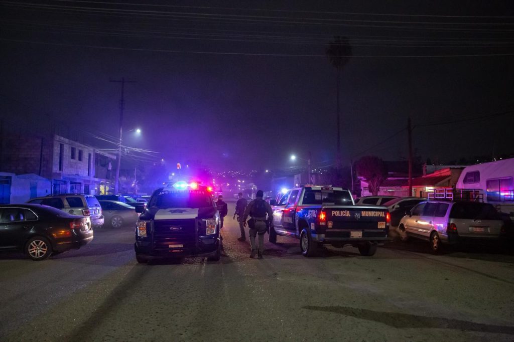 Detienen a pareja por incendiar auto Mercedes Benz en Zona Norte