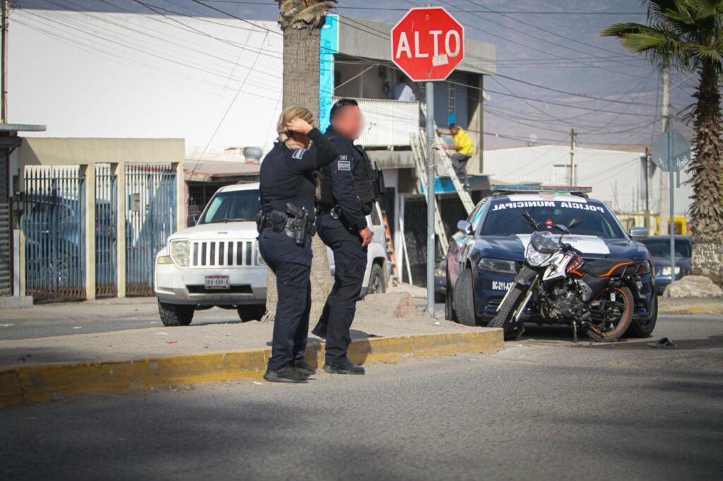 Policías le hacen parada a motociclista, huye y provoca persecución
